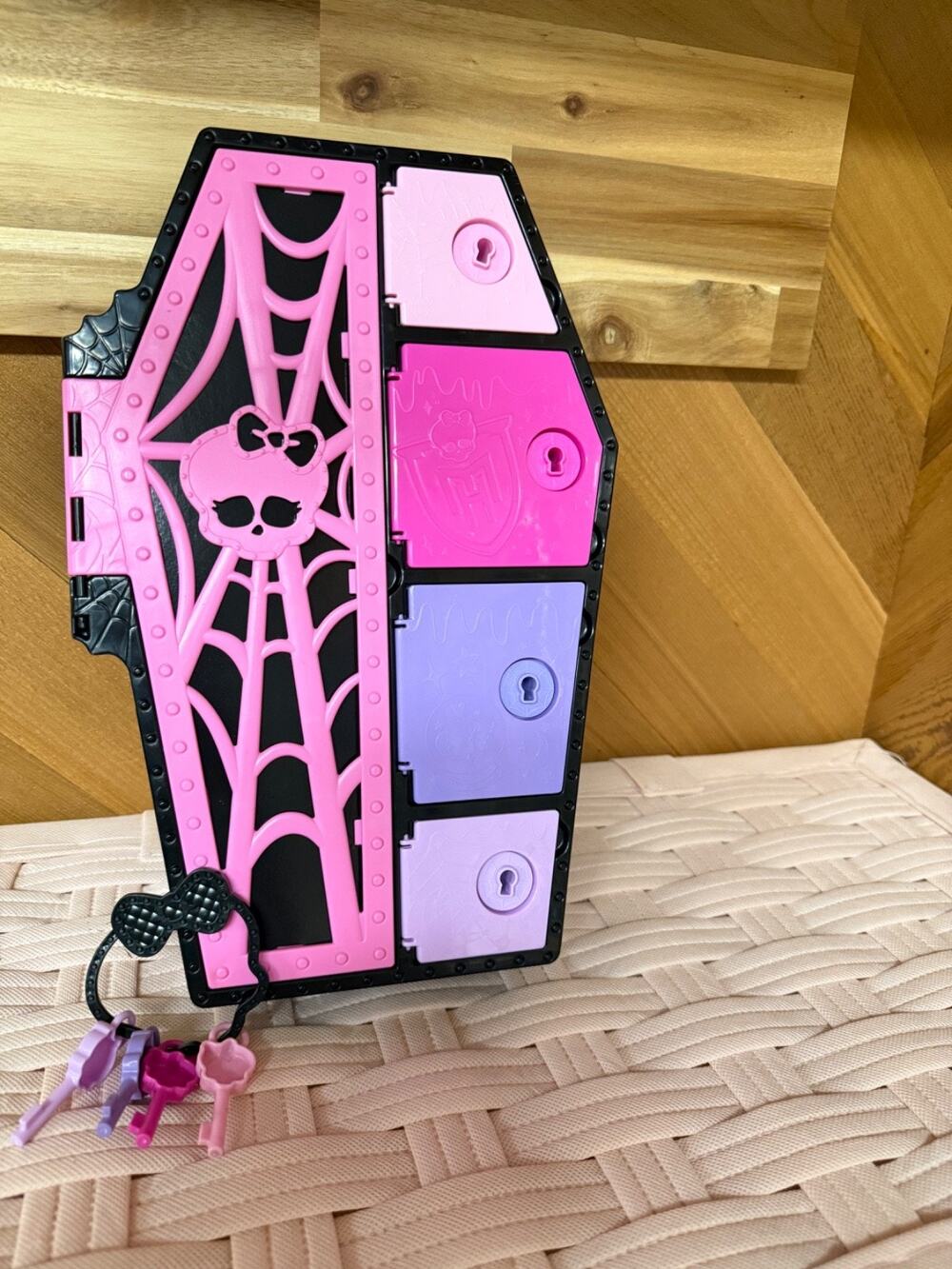 Monster High Draculaura Skulltimate Secrets Coffin Shaped Locker w/Keys
